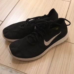 Black nike tennis shoes